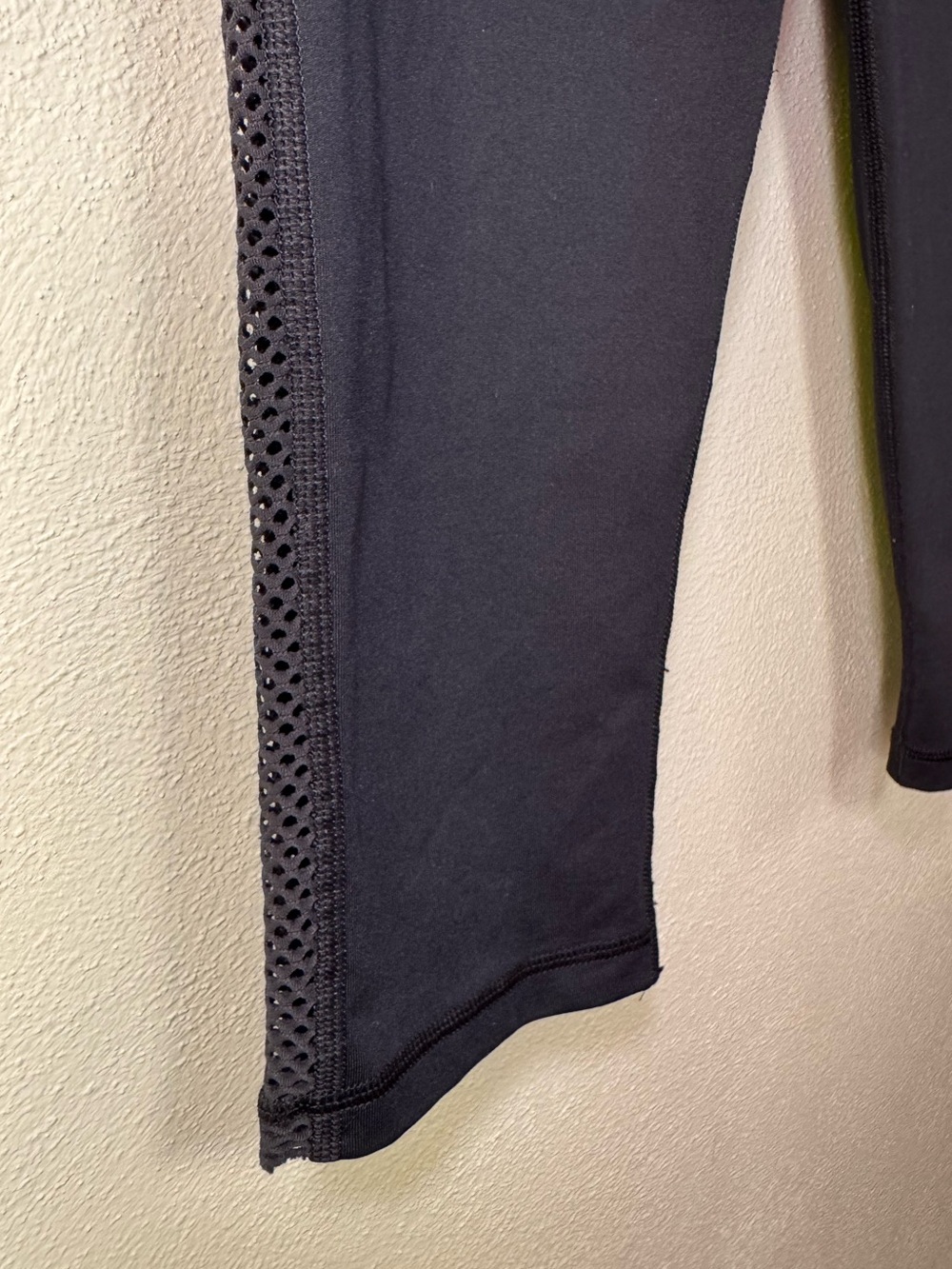 Victoria’s Secret VSX Sport Mesh Sided Crop Leggings Yoga Pants - Picture 5 of 10